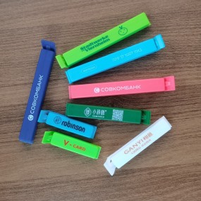 Förslutningsklämmor med egen logotyp från 100 st
